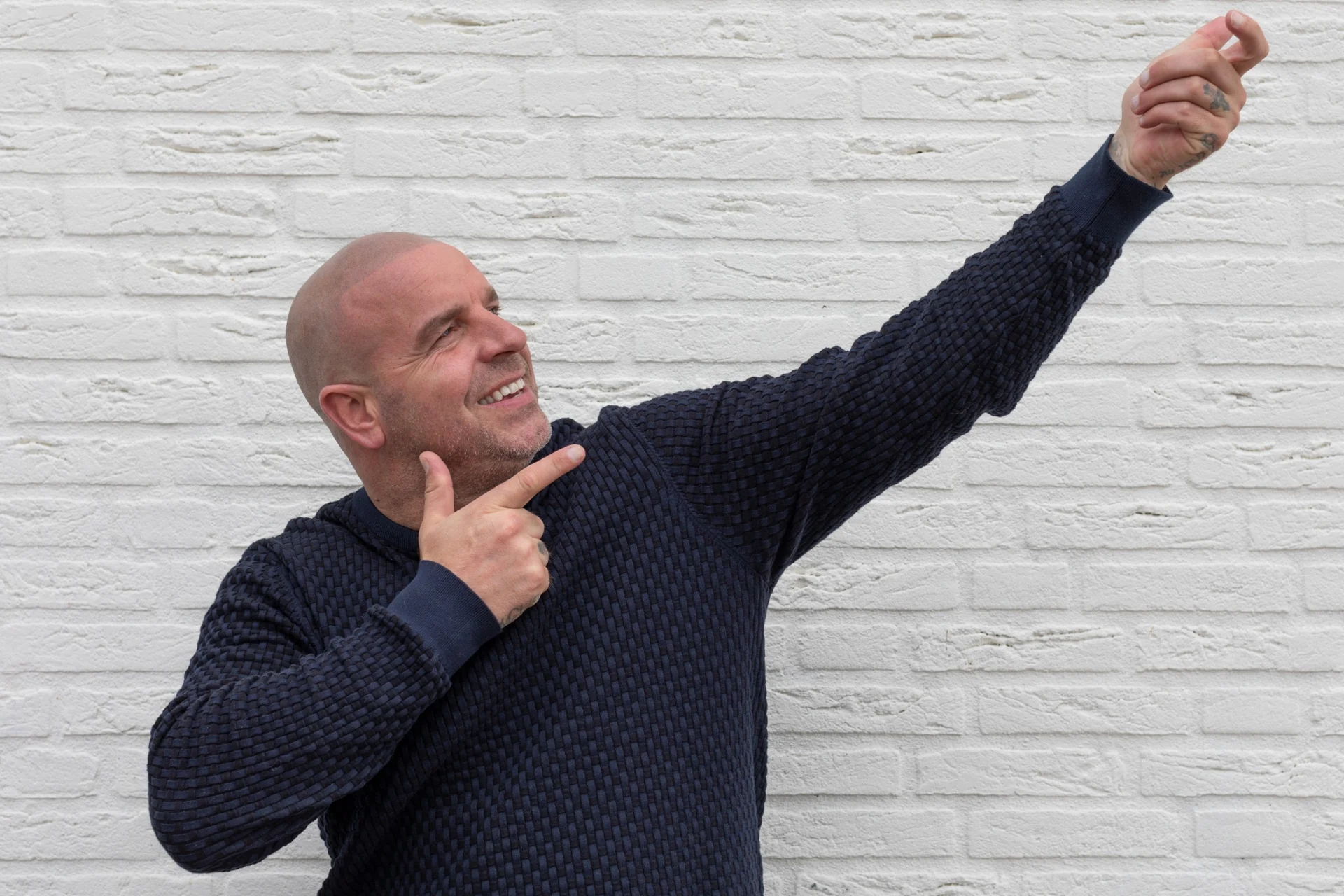 Andy van der Meijde wijst omhoog