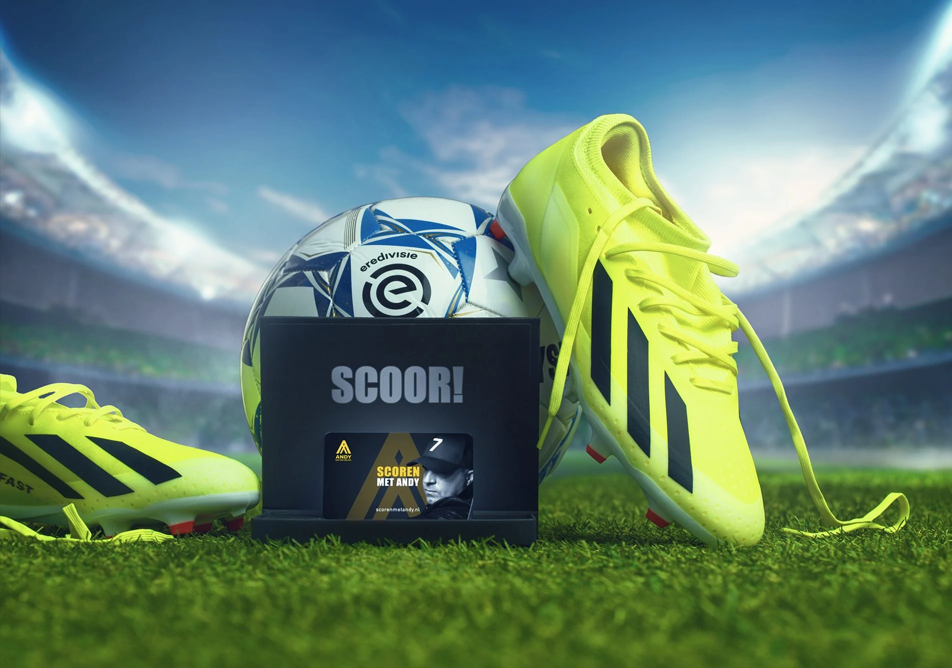 Scoren met Andy met voetbal, voetbalschoenen en Andy Card